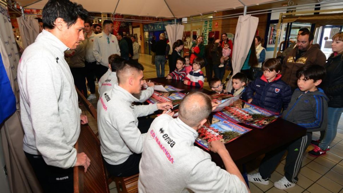 Del Pino en la firma de pósters en el Leclerc de la plantilla numantina-Álvaro Martínez