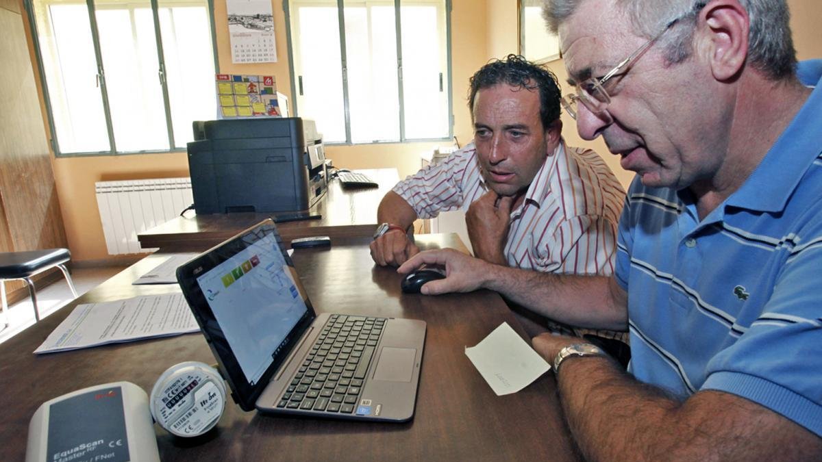 Lozano junto al representante de la empresa Ciaqua comprobando el consumo de los últimos días.-M.T.