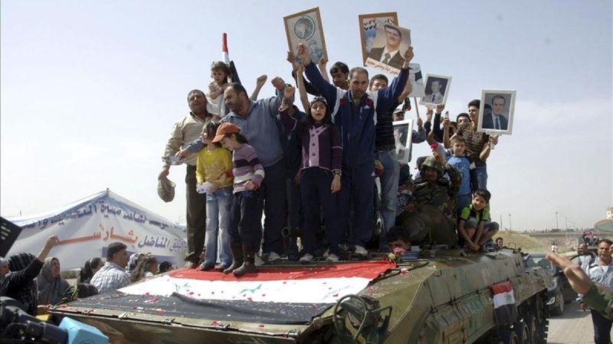 Manifestantes protestan contra el régimen sirio en 2011 en la ciudad de Deraa, la cuna de la revolución.-EFE