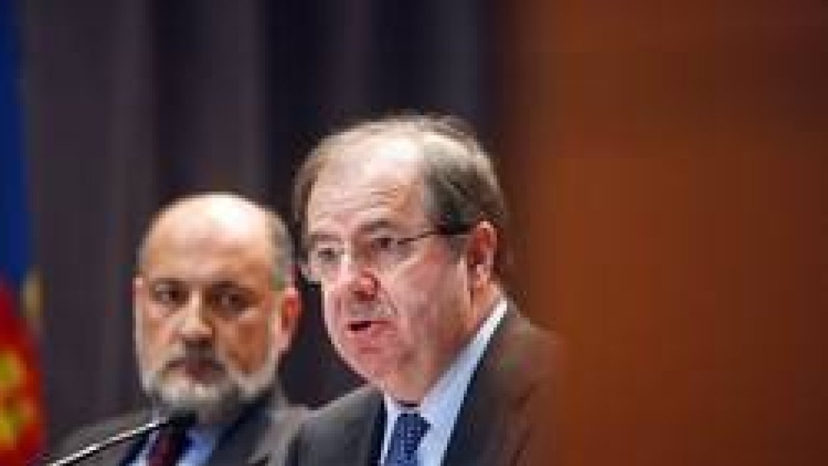 Herrera, durante su intervención, junto a Pérez de los Cobos. / CONCHA ORTEGA-ICAL-
