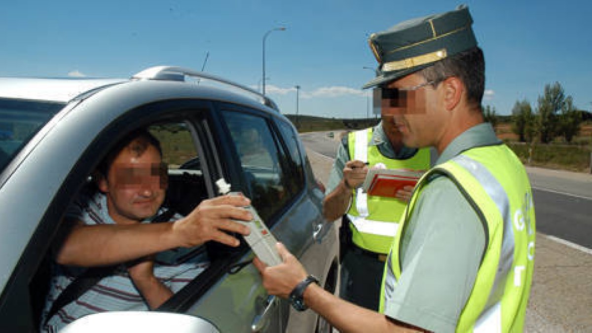 Un control de alcoholemia instalado en una de las carreteras de la provincia. /VALENTÍNGUISANDE-