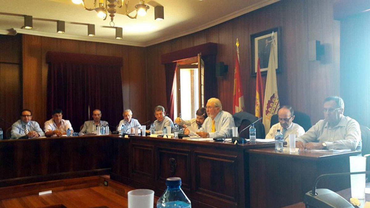 Santiago Iturmendi en su intervención como presidente de la Federación de Caza de Castilla y León en la asamblea de ayer en Almazán.-D. S.