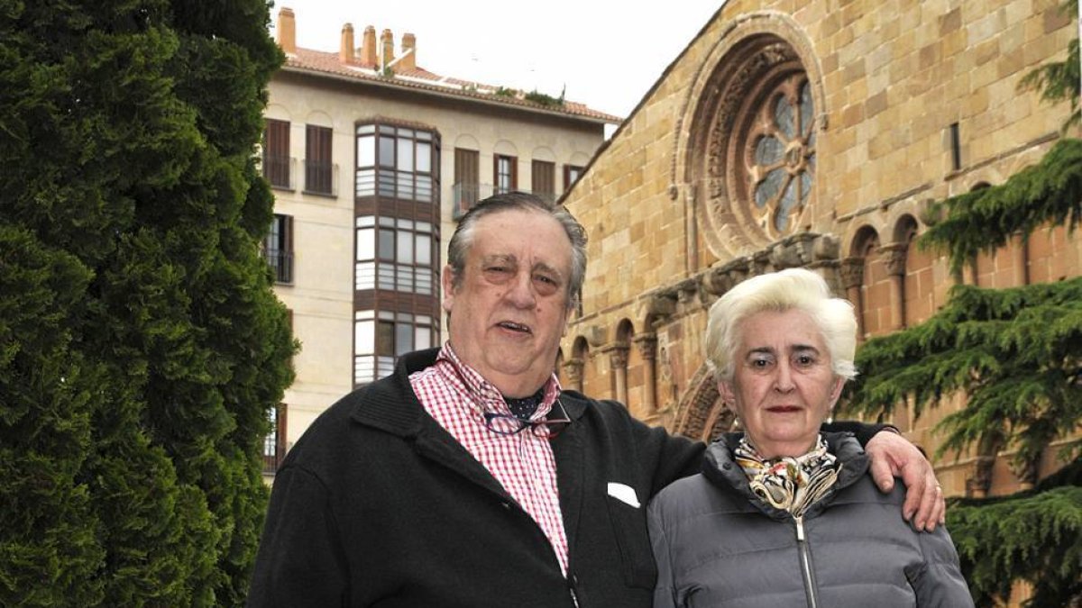 Francisco Javier Arigita y Luisa Soria, junto a la iglesia de Santo Domingo.-VALENTÍN GUISANDE