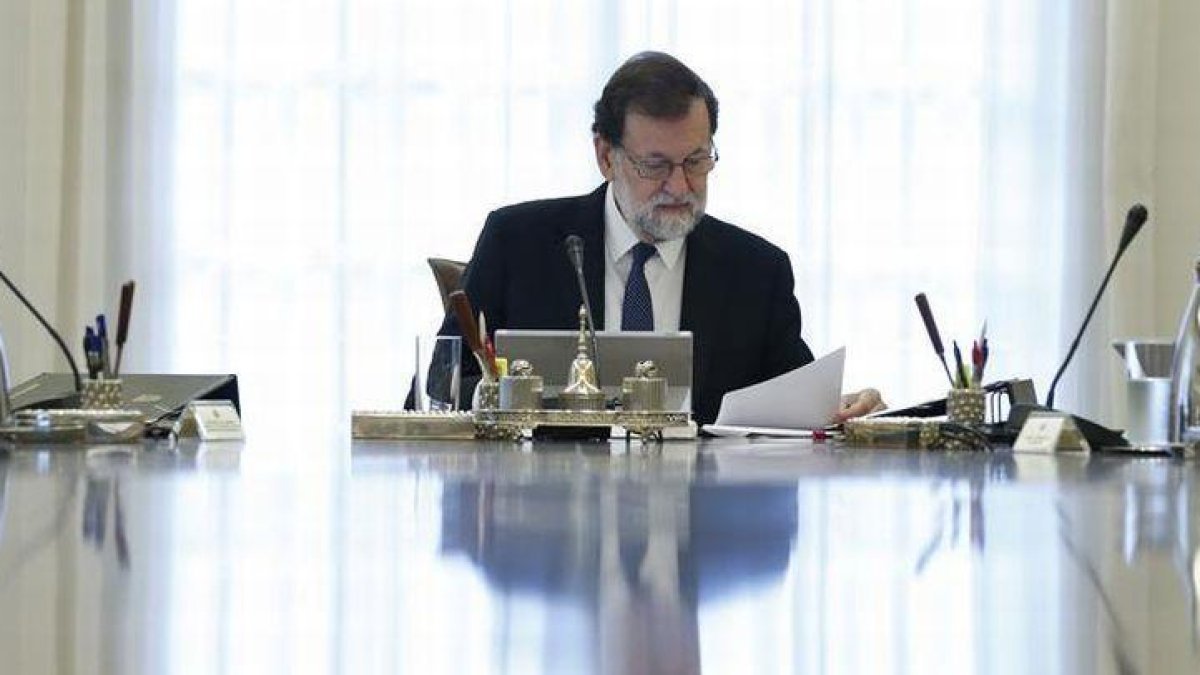El jefe del Ejecutivo, Mariano Rajoy, preside la reunión extraordinaria del Consejo de Ministros en la que se aprobarán las medidas concretas en aplicación del artículo 155 de la Constitución para hacer frente a la actuación del presidente de la Generalit-EFE / JUAN CARLOS HIDALGO