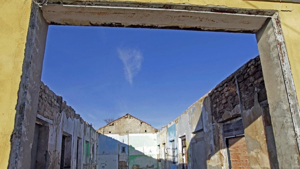 Terrenos explanados junto a la estación, que el Ayuntamiento de Quintana habilitará para uso social.-L.A.T.
