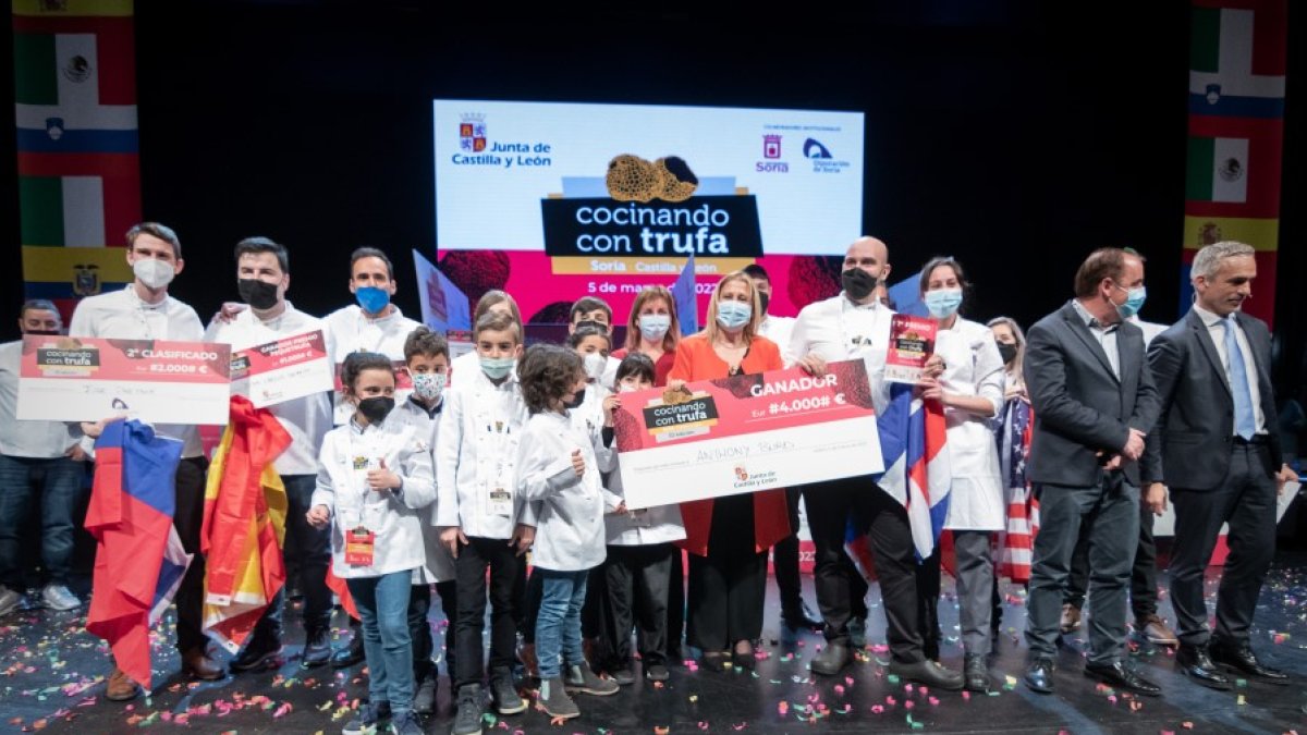 Los ganadores y las autoridades junto al novedoso jurado infantil en la entrega de premios. GONZALO MONTESEGURO