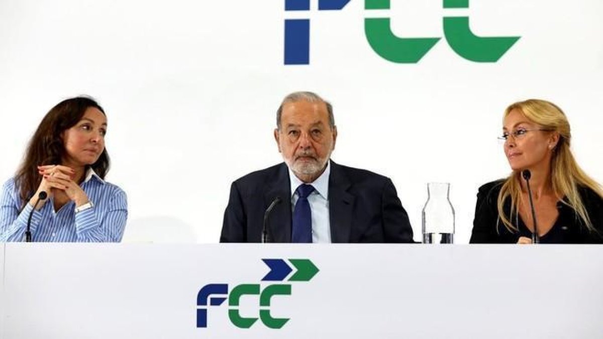 El empresario mexicano Carlos Slim, flanqueado por Esther Koplowitz y su hija, Esther Alcocer Koplowitz, presidenta de FCC, en su primera intervención como accionista mayoritario de la compañía.-SUSANA VERA