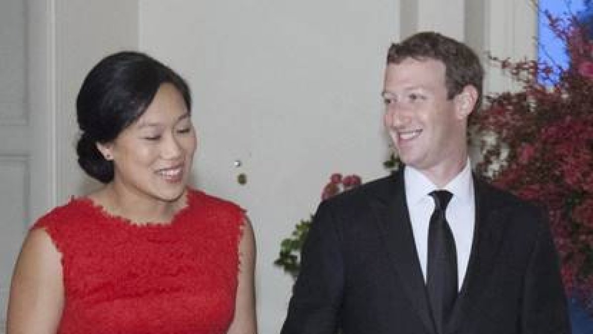Zuckerberg junto con su pareja llegan a una cena presidencial con el presidente chino, Xi Jinping.-EFE / CHRIS KLEPONIS/POOL