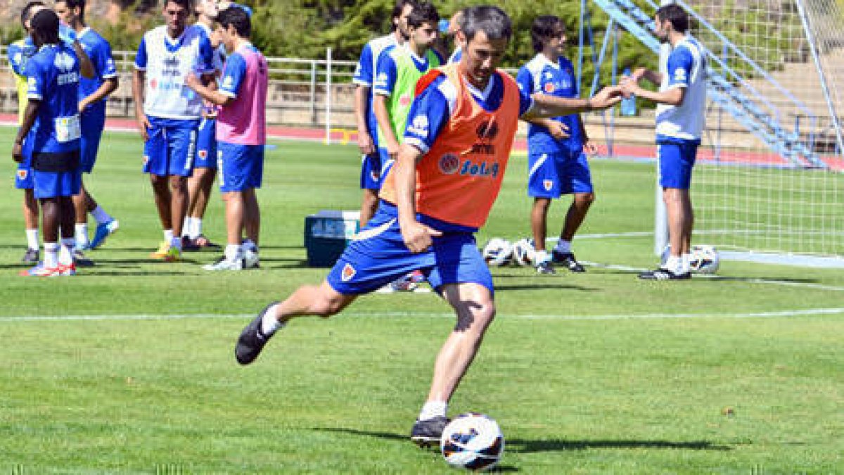 El capitán del Numancia, Txomin Nagore. / ÁLVARO MARTÍNEZ-