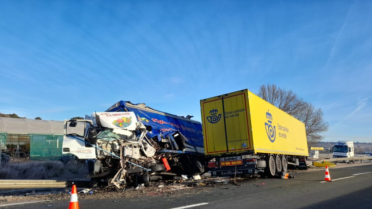 Dos fallecidos en accidente de tráfico en Soria al chocar dos camiones. MARIO TEJEDOR