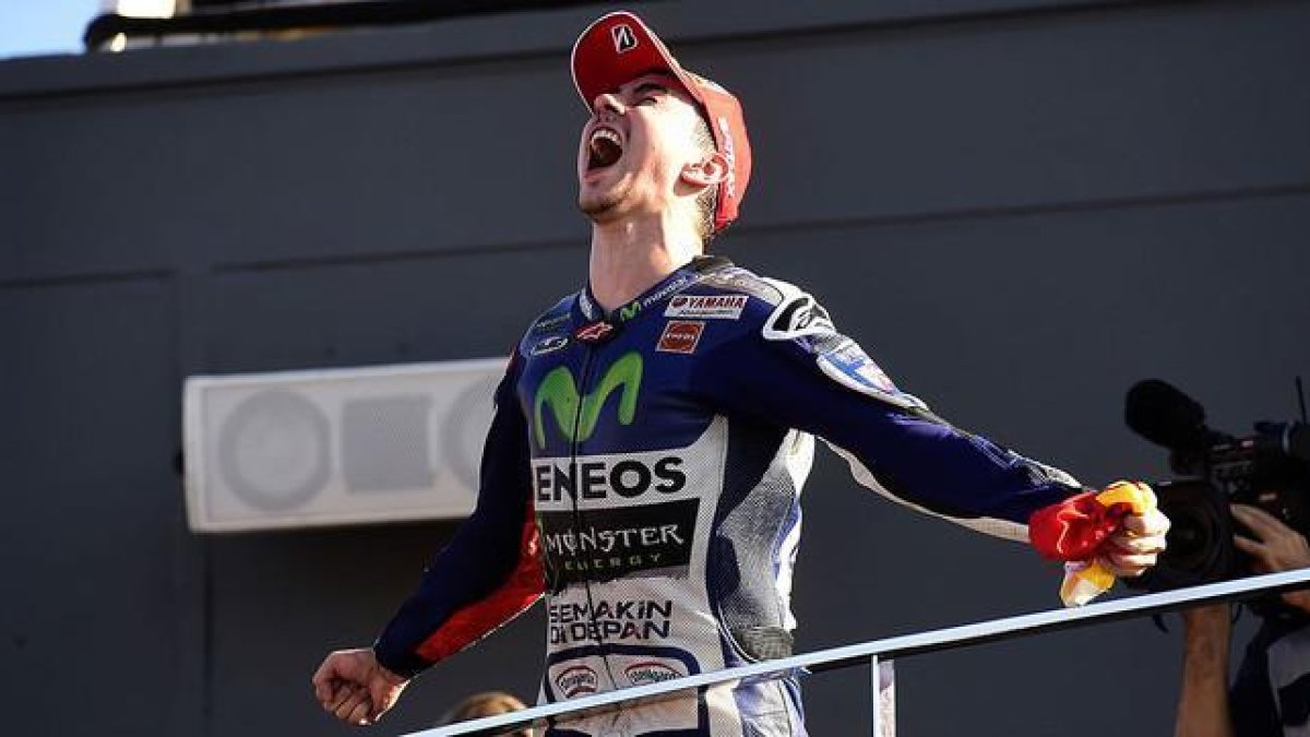 Jorge Lorenzo lanza un grito de liberación tras ganar la carrera de Cheste y el título de MotoGP.-AFP / JAVIER SORIANO