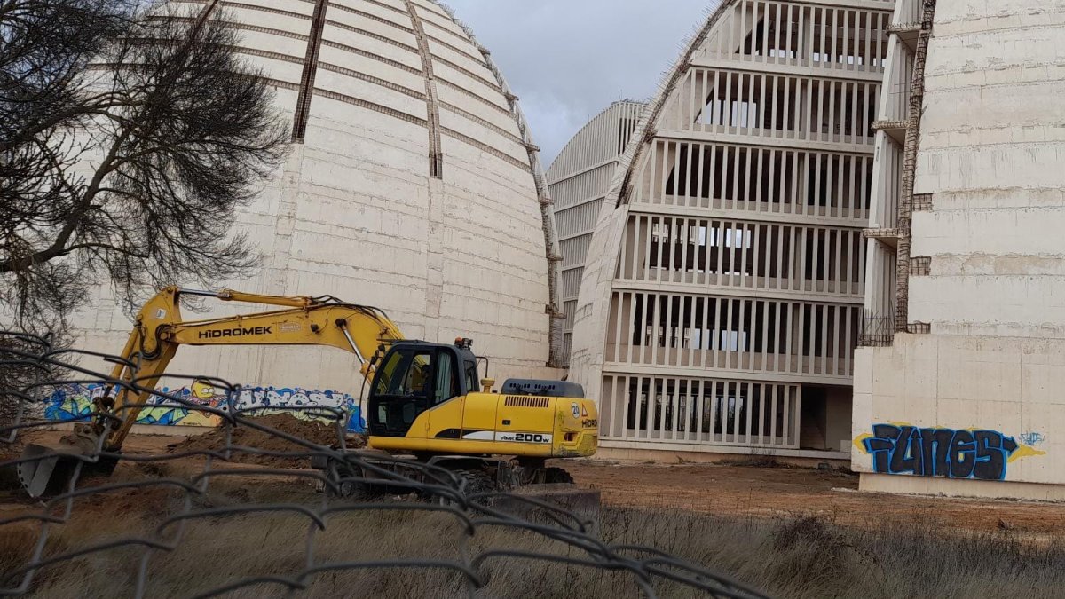Una excavadora trabajando en el entorno de las cúpulas. MARIO TEJEDOR