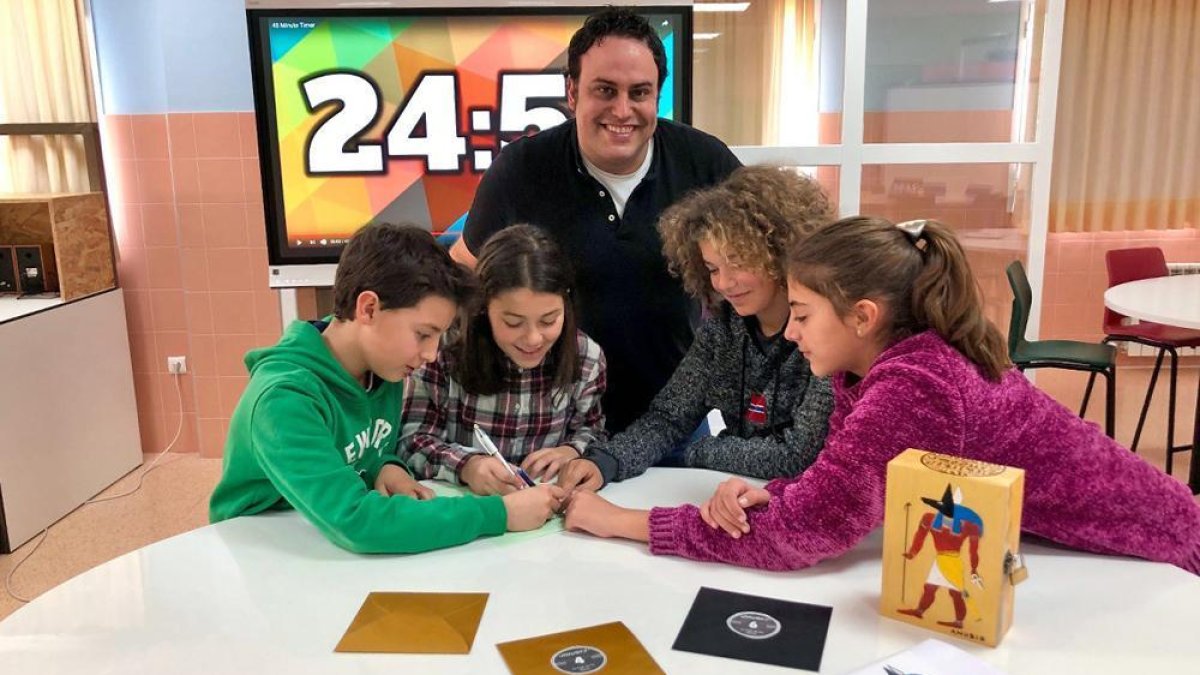 Fernando Boillos junto con alumnos participantes en el juego sobre el antiguo Egipto.-HDS