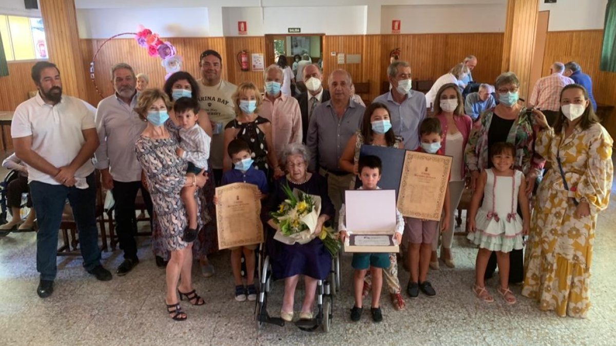 Foto de familia de la celebración del centenario de Cándida.-HDS