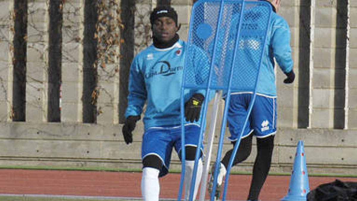 El numantino Cedric durante un entrenamiento del equipo. / ÁLVARO MARTÍNEZ-