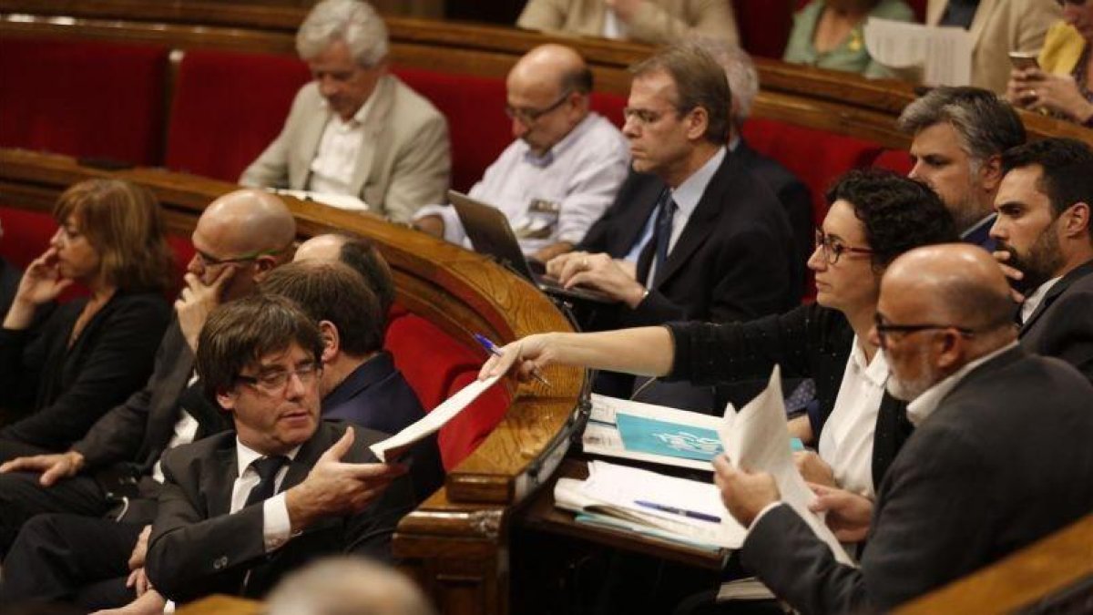 Marta Rovira le hace llegar un papel al Parlament.-ALBERT BERTRAN