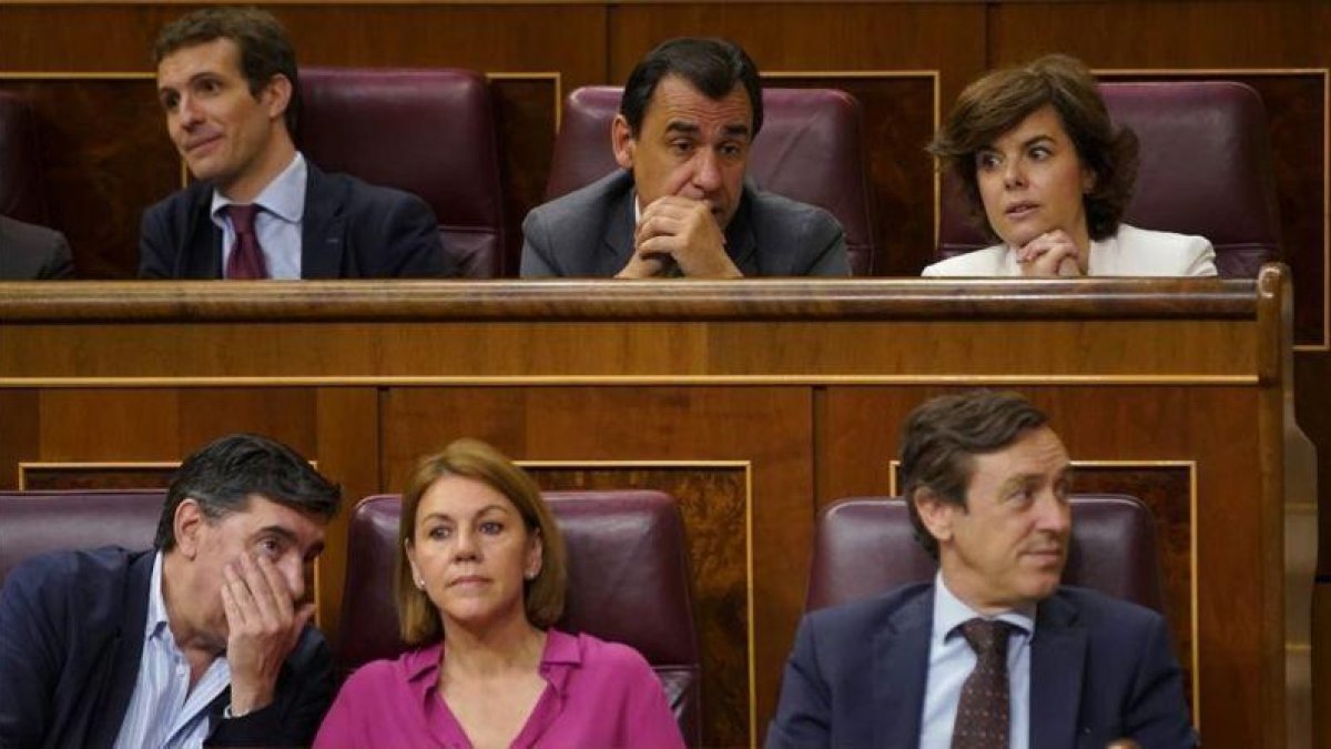 Casado (en la fila superior, a la izquierda), Santamaría (a la derecha) y Cospedal (en la inferior), en un pleno del Congreso del pasado mes de junio.-JOSÉ LUIS ROCA