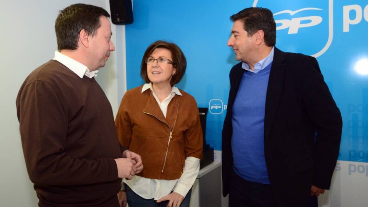 Adolfo Sainz, Marimar Angulo y Jesús Peregrina, ayer en la sede del PP.-ÁLVARO MARTÍNEZ