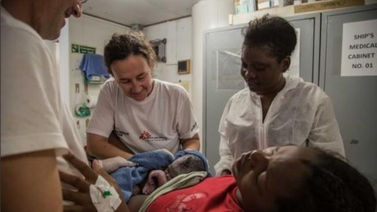 El equipo de MSF ayuda a una mujer rescatada a dar a luz a bordo del 'Dignity I'.-TWITTER / MARTA SOSZYNSKA
