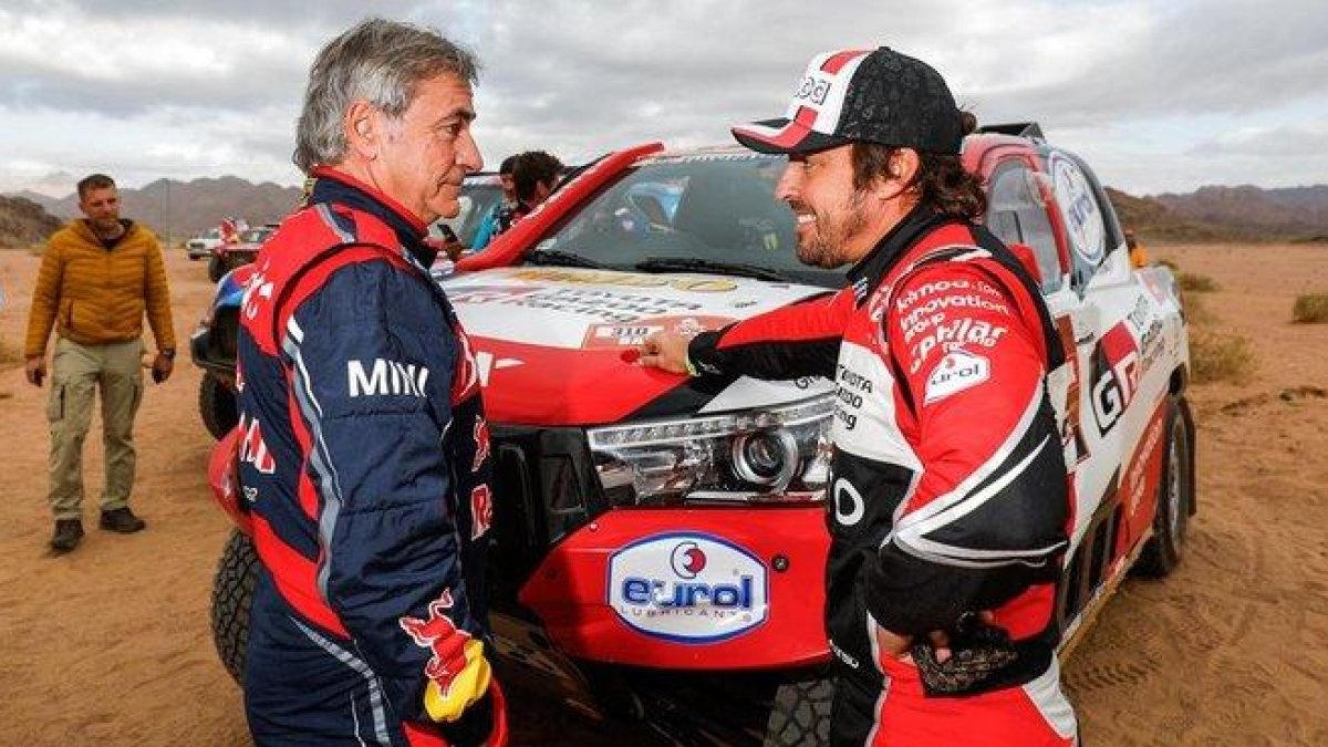 Carlos Sainz (Mini) y Fernando Alonso (Toyota), grandes amigos, conversan tras la etapa de ayer en Arabia Saudí.-DPPI / FREDERIC LE FLOCH