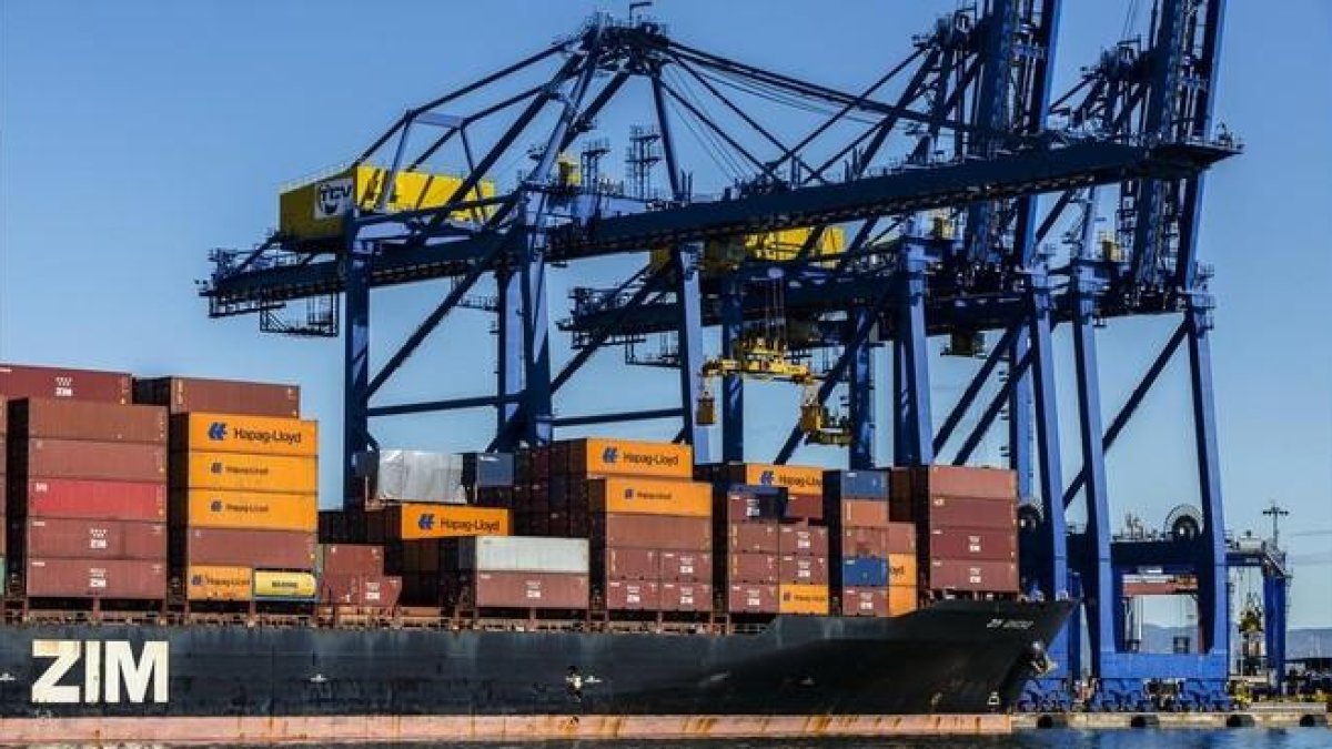 Contenedores en el muelle norte del puerto de Valencia.-MIGUEL LORENZO