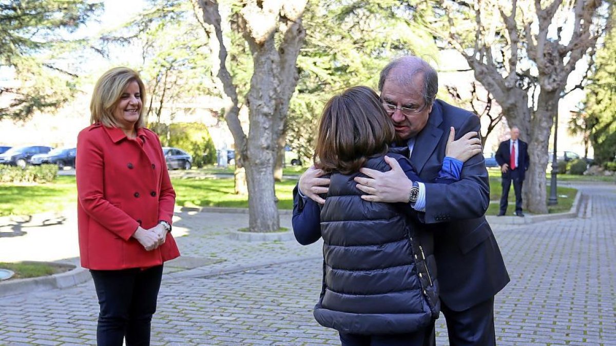 Herrera abraza a Sáenz de Santamaría a la entrada del Colegio de la Asunción, en presencia de Báñez.-ICAL