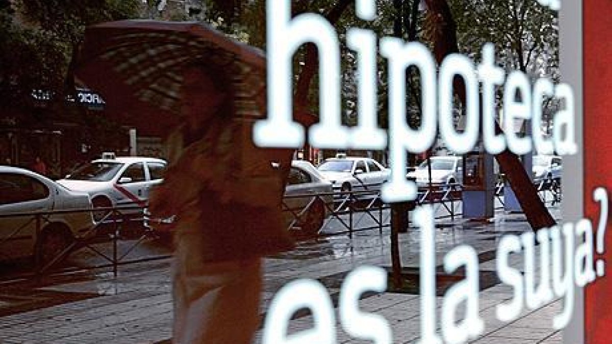 Ofertas de hipotecas, en una oficina bancaria.-EFE / ARCHIVO