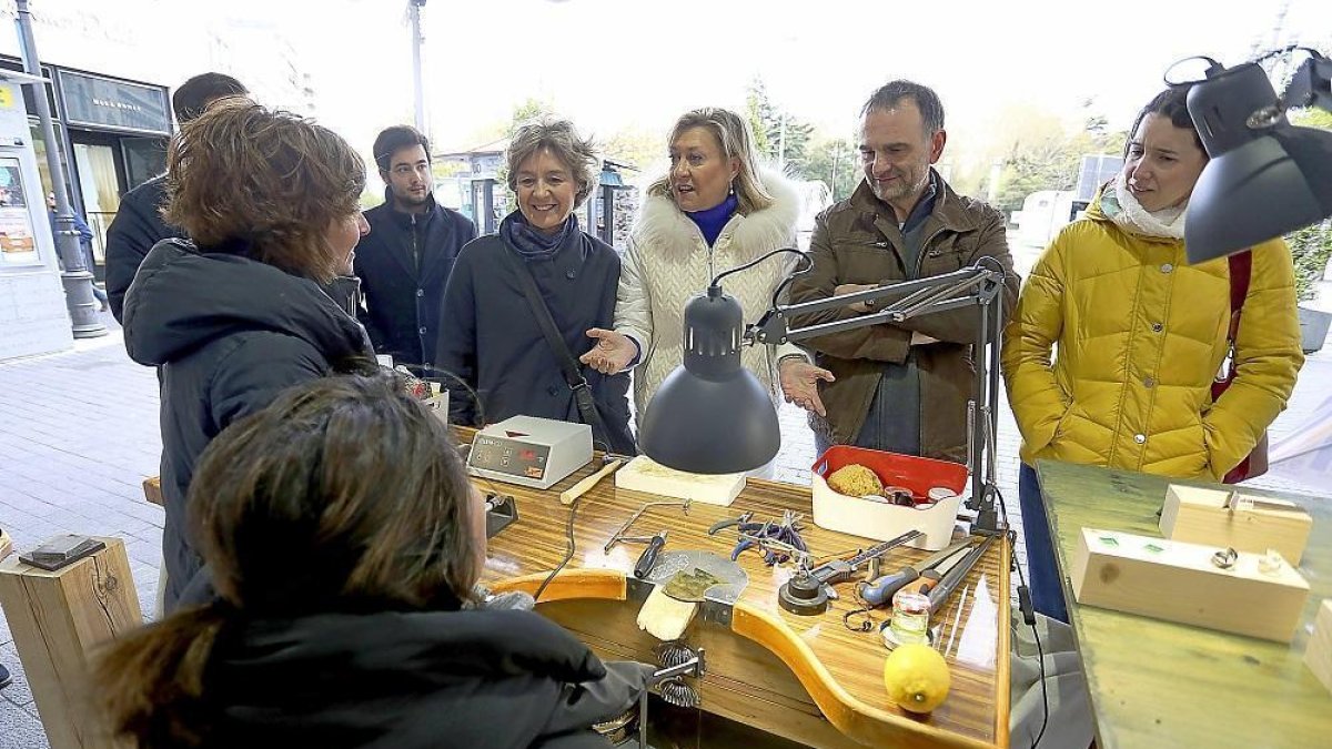 Pilar del Olmo, Junto a la candidata número uno del PP al Congreso por Valladolid, Isabel García Tejerina.-- ICAL