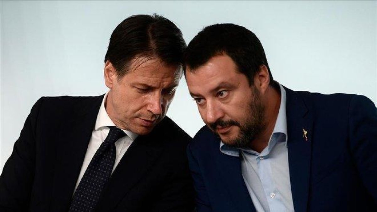 El primer ministro italiano, Giuseppe Conte (izquieda), junto al ministro del Interior, Matteo Salvini.-AFP / FILIPPO MONTEFORTE