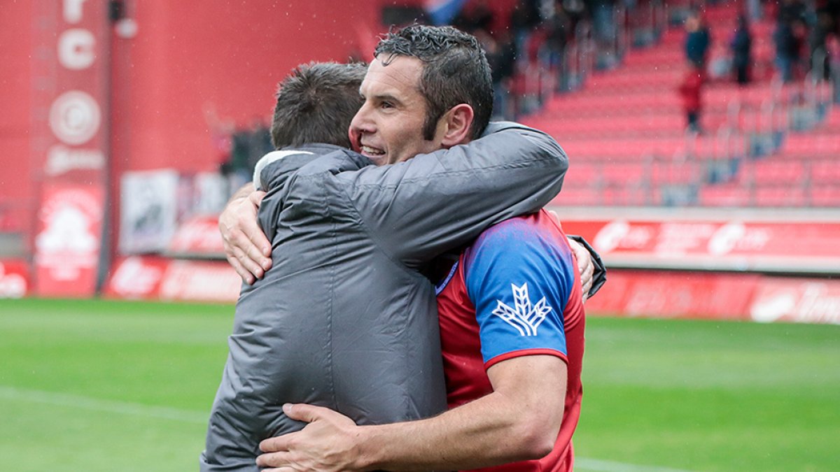 Cervero se abraza a Diego Martinez tras el partido. GONZALO MONTESEGURO