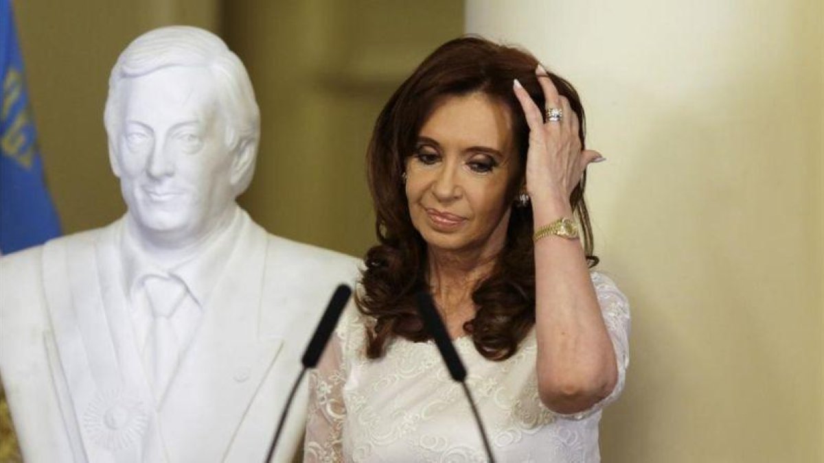 Cristina Fernández, junto al busto de su fallecido marido, Néstor Kirchner, en el 2015.-AP / RICARDO MAZALAN