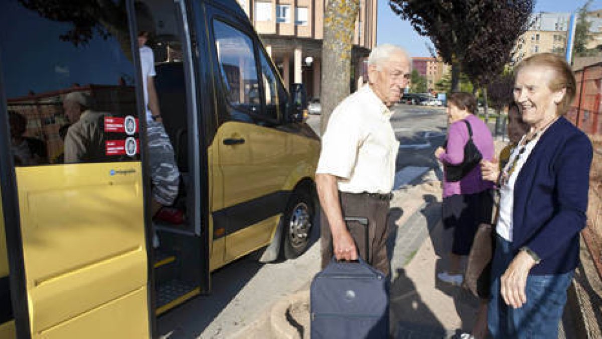 Pasajeros en una parada de transporte de viajeros en Soria. / ICAL-