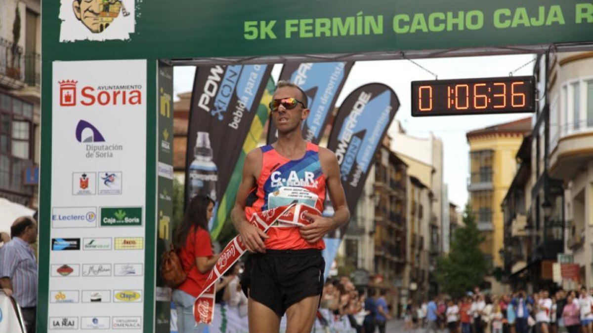 Sergio Sánchez se proclamaba vencedor el año pasado de la Media Maratón Abel Antón Ciudad de Soria con una ventaja de más de cinco minutos.-Diego Mayor