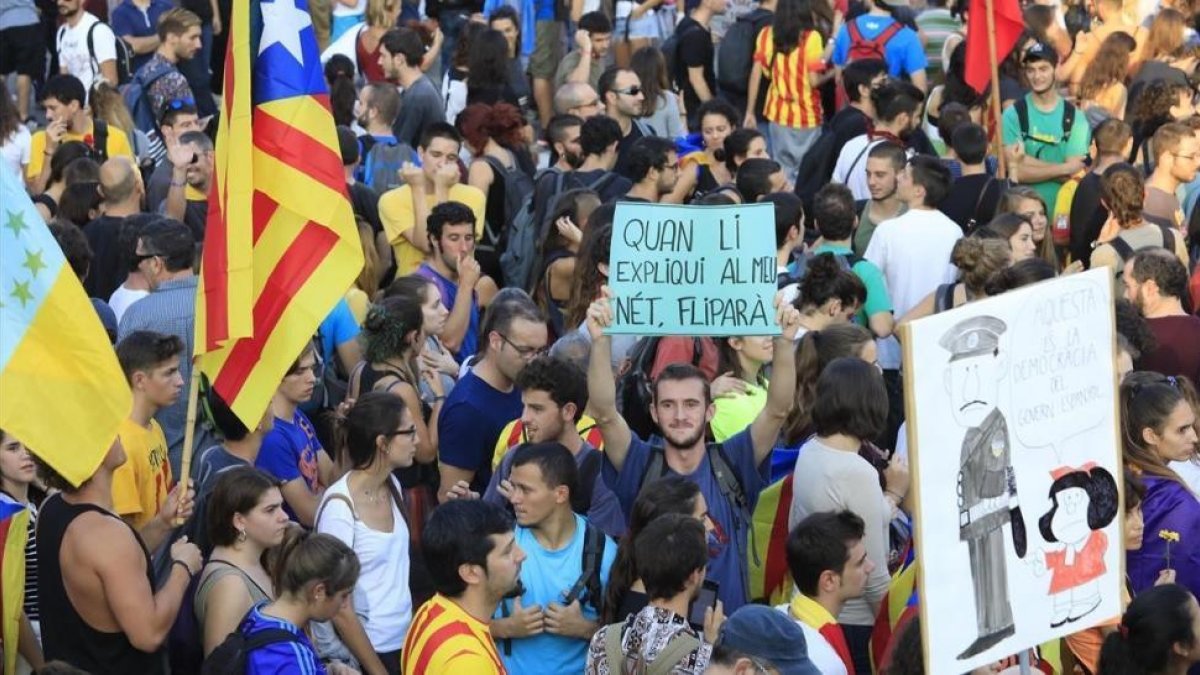 Jóvenes manifestándose el pasado 3 de octubre con motivo de la huelga general.-FERRAN NADEU