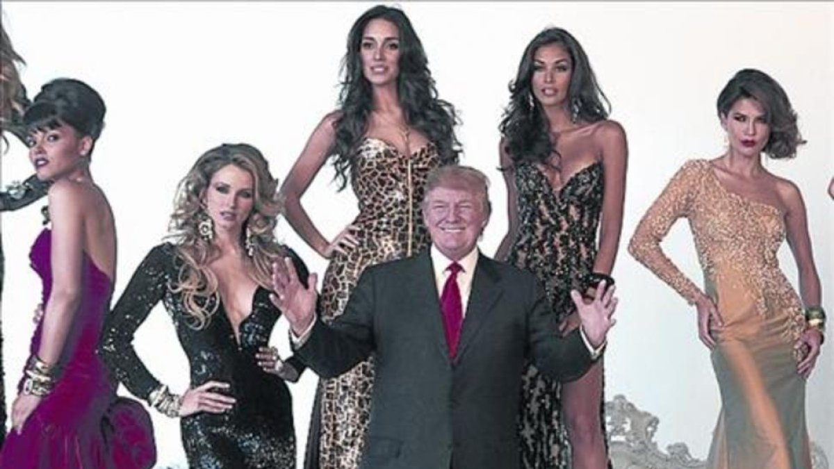 Donald Trumpo, en el 2011, con varias exmisses Universo.-REUERTS / CHRIS PIZZELLO