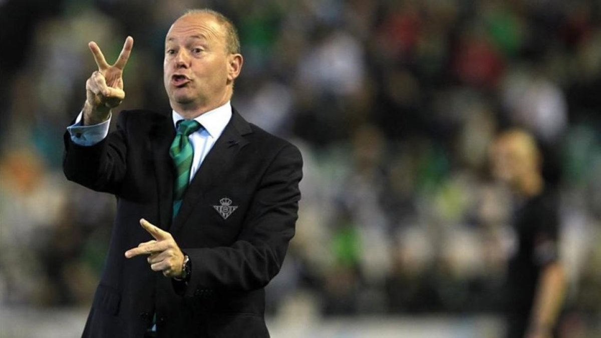 Pepe Mel en su etapa bética-EFE / PACO PUENTES