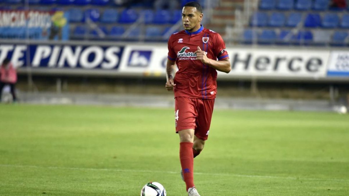Álex Callens aún no ha debutado esta temporada en Liga.-VALENTÍN GUISANDE