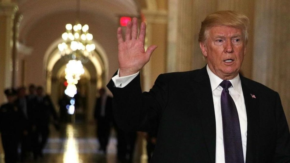 Trump saluda al salir del Congreso tras asistir a una reunión de republicanos, el 16 de noviembre, en Washington-/ AFP / ALEX WONG