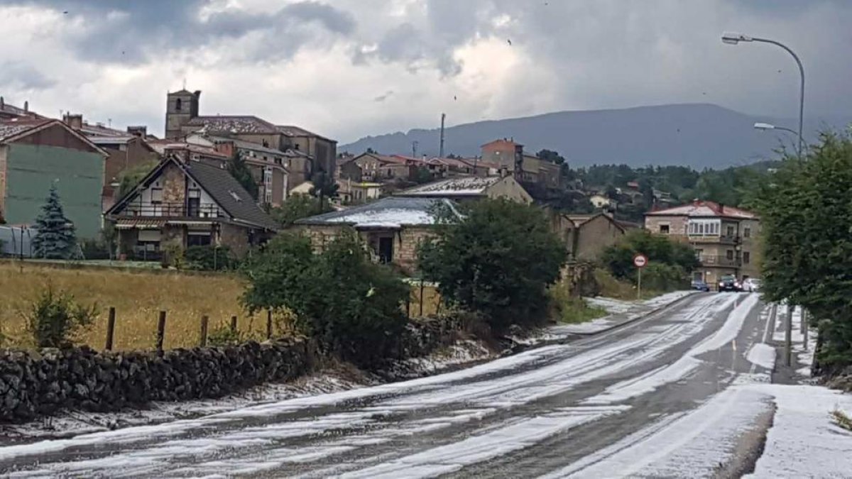 La granizada sorprendió a los vecinos de Covaleda.-Ch.A.
