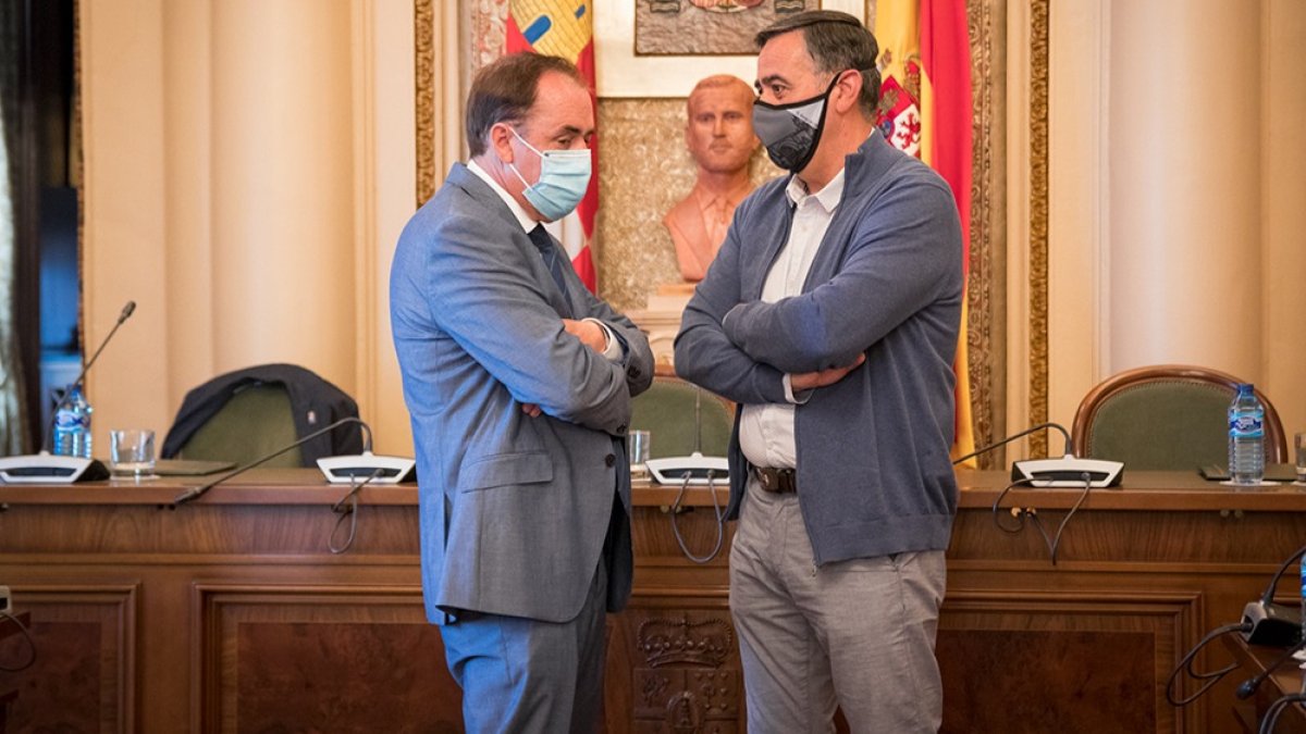 Serrano y Pardo conversan antes del inicio de la sesión.-GONZALO MONTESEGURO