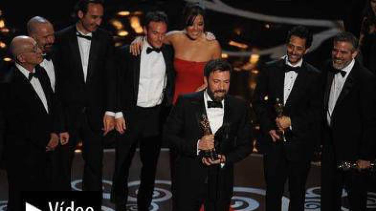 El equipo de 'Argo' recoge el Oscar a la Mejor Película.-