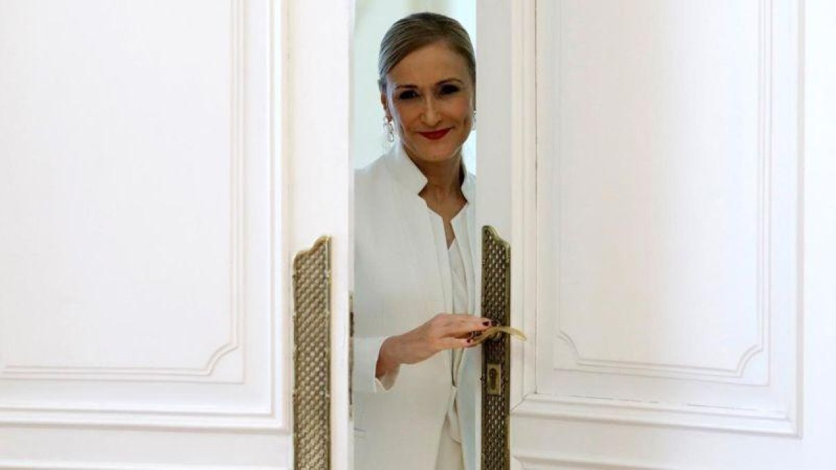 Cristina Cifuentes, tras la rueda de prensa en la que ha anunciado, este miércoles, su dimisión como presidenta de la Comunidad de Madrid.-EFE / EMILIO NARANJO