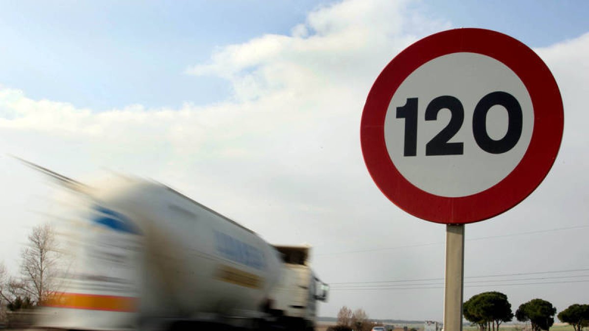 Tráfico en la A-62 en la provincia de Valladolid. RUBÉN CACHO / ICAL-