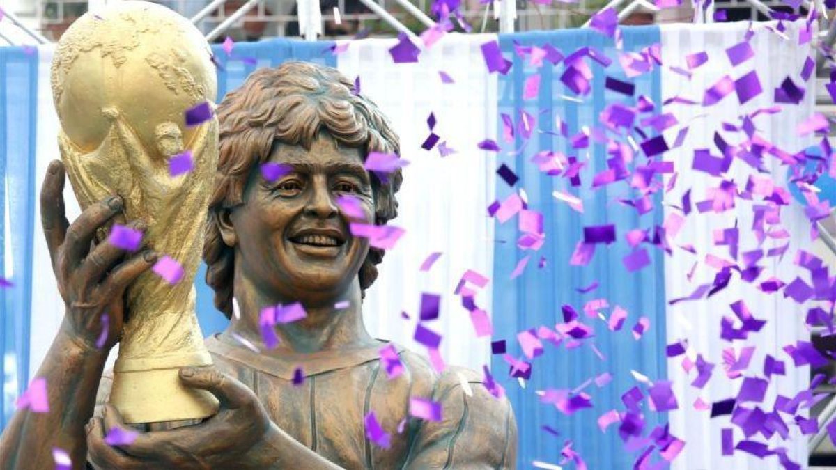 La escultura india en honor de Diego Armando Maradona.-PIYAL ADHIKARY (EFE)