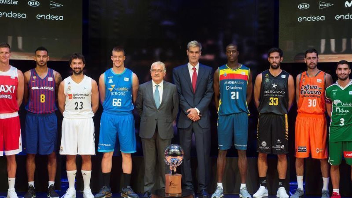 .- Fotografía de familia con el presidente de la Asociación de Clubes de Baloncesto (ACB)-FERNANDO VILLAR (EFE)