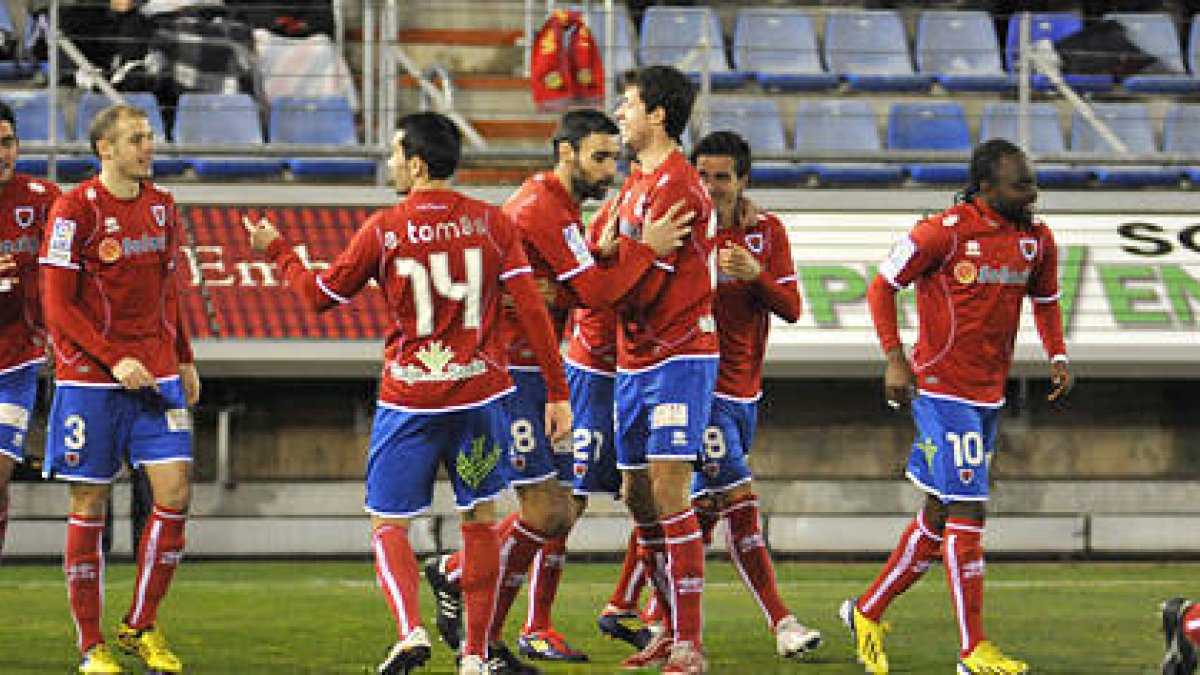 Los jugadores del Numancia celebran uno de los tres tantos anotados ante el Elche. / DIEGO MAYOR-