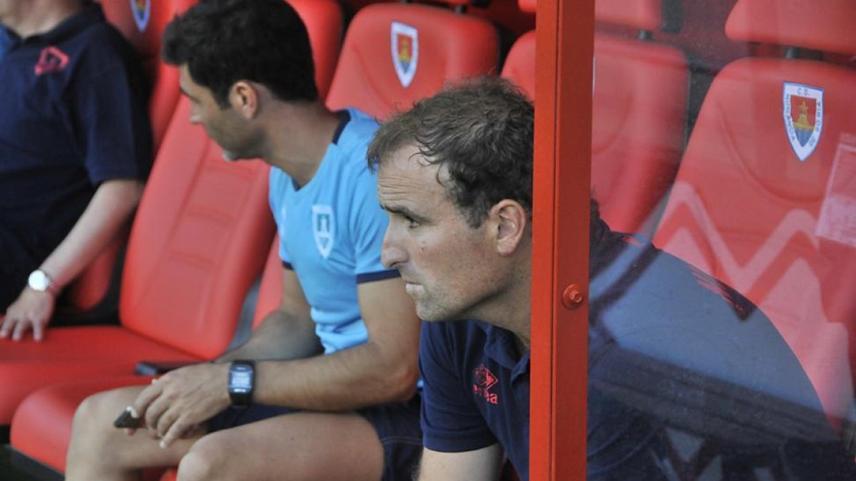 Arrasate en el banquillo junto al preparador físico Sergi Pérez.-Daniel Rodríguez