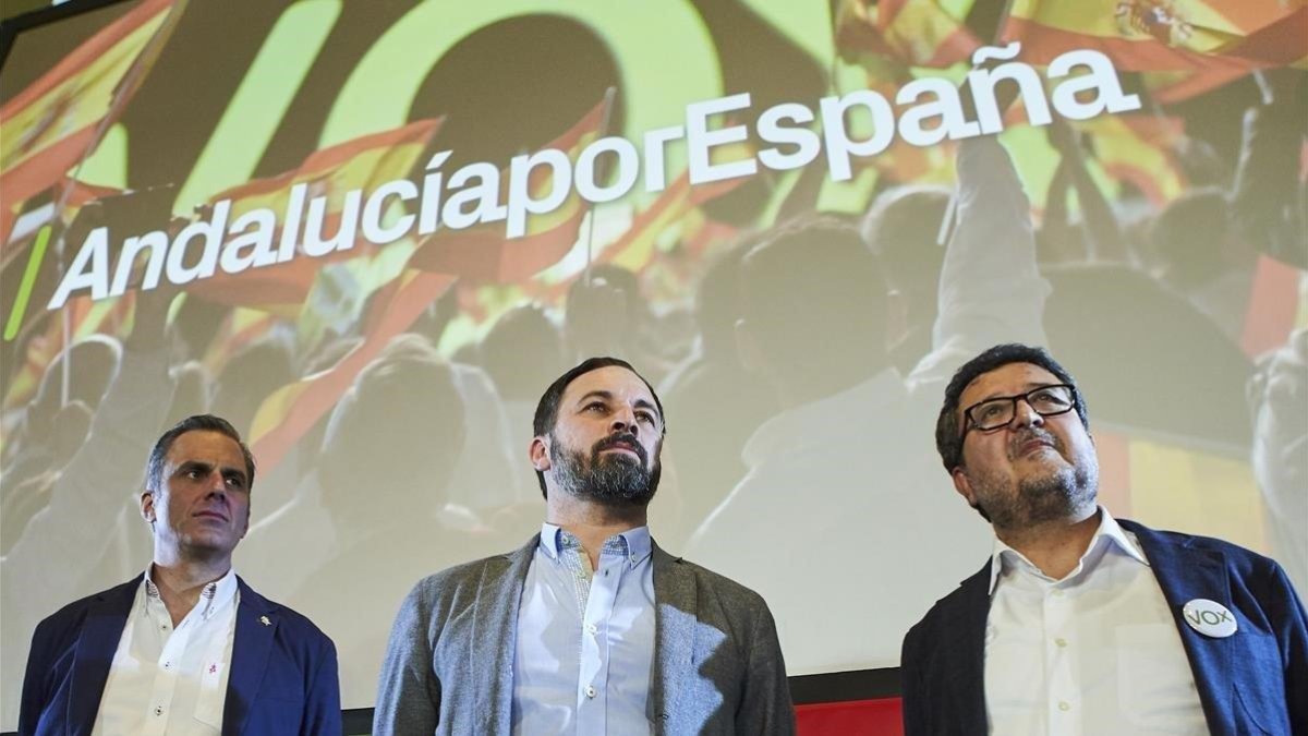El líder de Vox, Santiago Abascal, en el centro, escoltado por su secretario general, Javier Ortega, y el candidato a presidencia de Andalucía Francisco Serrano en un mitin de las elecciones del 2 de diciembre. /-AP / GOGO LOBATO