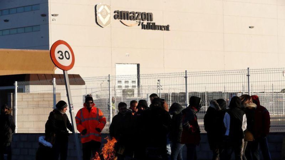 Los sindicatos en Amazon retoman las huelgas en el centro logistico de San Fernando de Henares  Madrid  coincidiendo con la campana de Reyes  para reclamar mejoras laborales.-Chema Moya / EFE