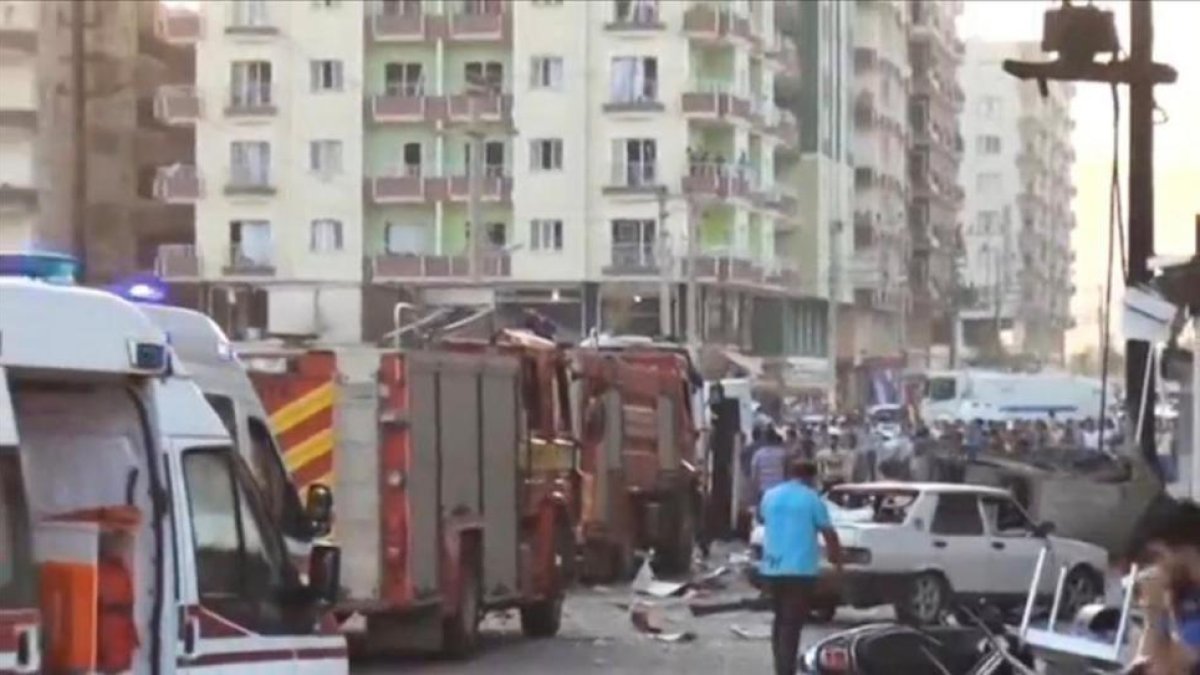 Los equipos de emergencia en la zona donde ha estallado la mina de carretera en la ciudad de Kiziltepe.-REUTERS